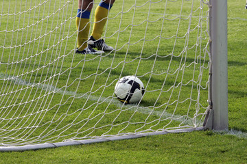 fußball auf torlinie