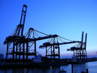 Fototapeta na wymiar Kräne am Hafen in der Dämmerung