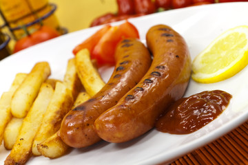 Bratwurst  mit Pommes Frites