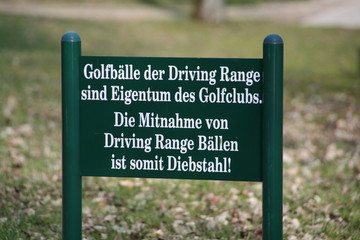 Hinweisschild auf einem Golfplatz