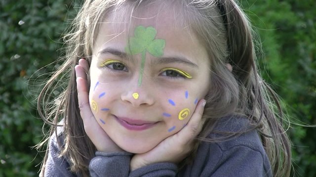 fillette envoyant un bisou