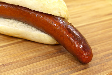 Rote Bratwurst mit Brötchen