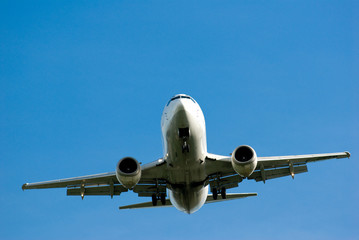 aeroplano in fase di atterraggio