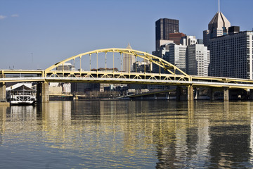 Fototapeta premium Śródmieście Pittsburgha nad rzeką