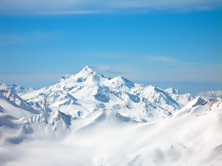 Fototapeta na wymiar wysokie góry w zimie