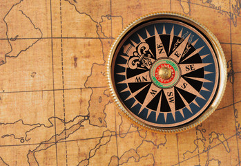 Obraz na płótnie Canvas Old compass and map