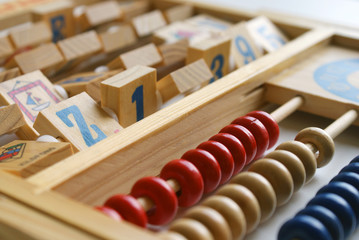 gioco di legno con numeri e lettere