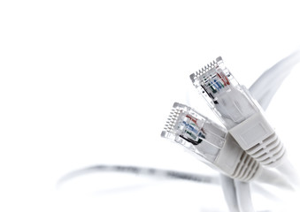 réseau informatique entre ordinateur - image sur fond blanc
