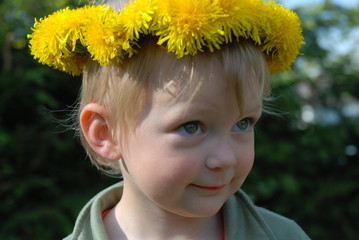 Kleinkind mit Blumen