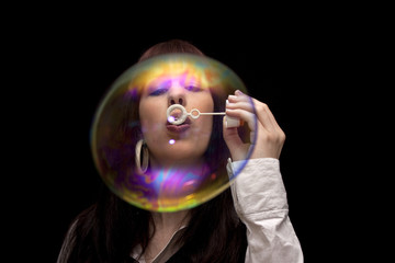 Frau macht Seifenblasen
