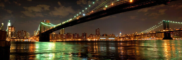 Fototapeta na wymiar Panorama of Brooklyn i Manhattan Bridges w nocy