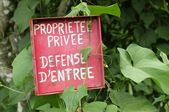 propri&eacute;t&eacute; priv&eacute;e, d&eacute;fense d'entrer