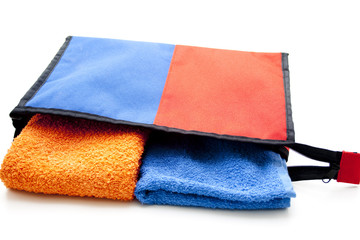 Kosmetiktasche und Handtuch