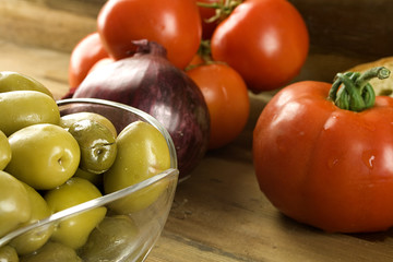 olive con pane e pomodori