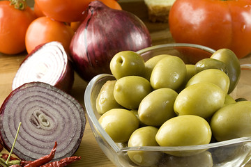 olive con pomodori e cipolla