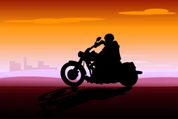 Afwasbaar Fotobehang Motorfiets motorrijder bij zonsondergang over de stad