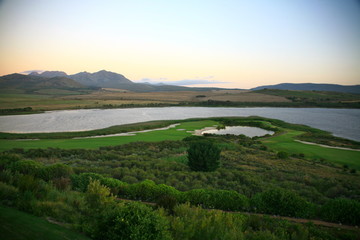 Golfplatz im Abendlicht