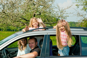 Familie im Auto verreist
