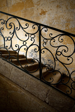 Vieil escalier en fer forg&eacute; d'une demeure rustique dans un village su Sud-ouest de la France
