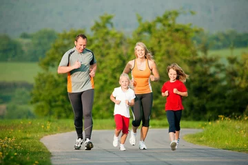 Fototapeten Familie joggt in der Natur © Kzenon