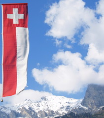 drapeau suisse flottant sur les alpes