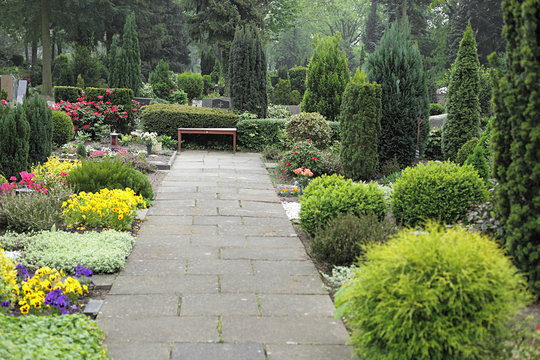 Ruhebank auf deutschem Friedhof