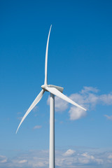 Wind turbine in strong wind © plotnik