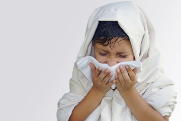 Niña estornudo gripe