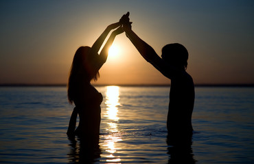 couple in the eveing sea
