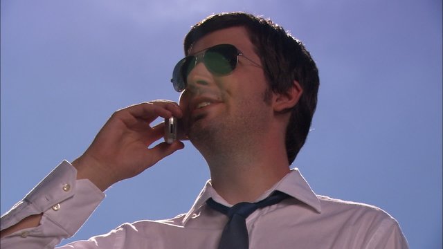 Junger Mann am mobilen Telefon