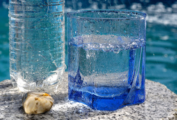 Wasserglas-mit-Flasche-und-Stein