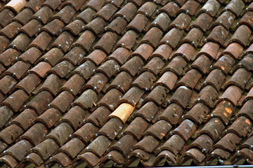 tegole di un tetto rosso