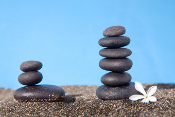 Fototapeta na wymiar balanced stones on the sand