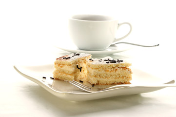 selbstgemachter Kuchen und eine Tasse Milchkaffee