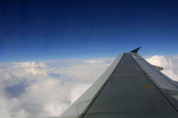 Fototapeta na wymiar survol des nuages