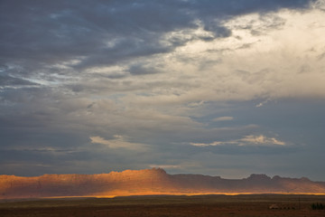 Echo Cliffs bei dramatischem Himmel bei Sonnenuntergang