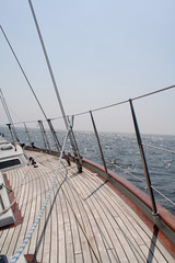 Segelyacht unter Segeln auf hoher See