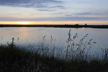 Sonnenuntergang an einem See bei Greetsiel
