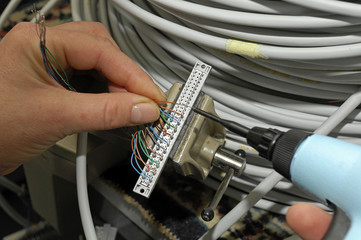 Kabel an einen Stecker anlöten