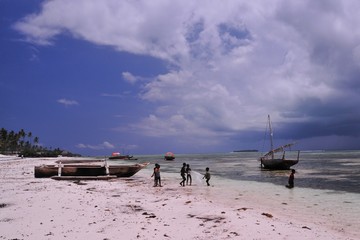 Fototapeta na wymiar Dzieci na plaży w Zanzibarze
