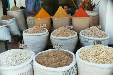 sacs d'épices dans un marché marocain