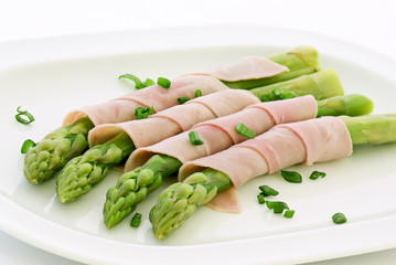 Grüner Spargel mit Schinken
