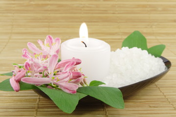 Obraz na płótnie Canvas Sól Różowe kwiaty, świece i kąpiel