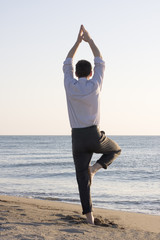 Fototapeta na wymiar Geschäftsmann macht Yoga