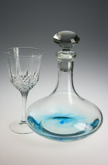 decantador azul y vaso