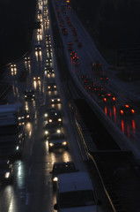 Straßenverkehr bei Nacht