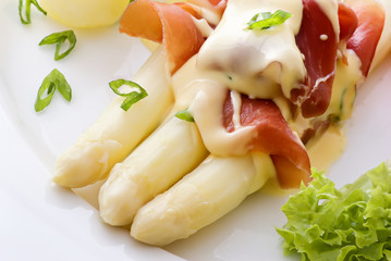 Spargel mit Schinken