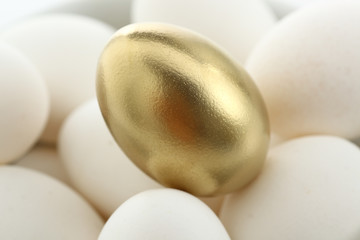 das goldene Ei auf weissen Eiern