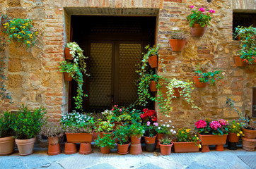 Fototapeta na wymiar Doorway garden, Italian village