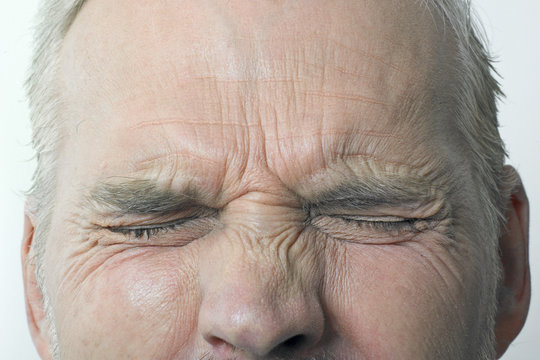 gros plan sur les yeux ferm&eacute;s d'un homme &acirc;g&eacute;